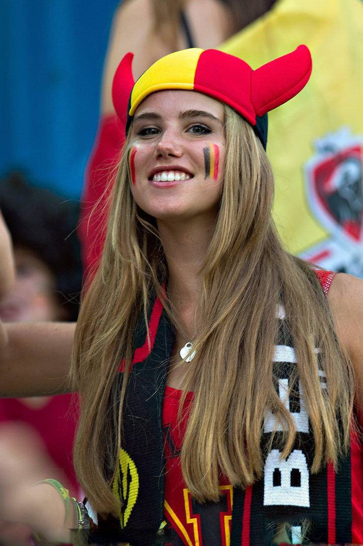 17岁美女球迷惊艳赛场 网络走红成模特