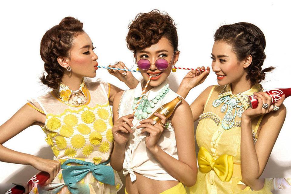 嫩模美艳写真 色彩缤纷助威世界杯