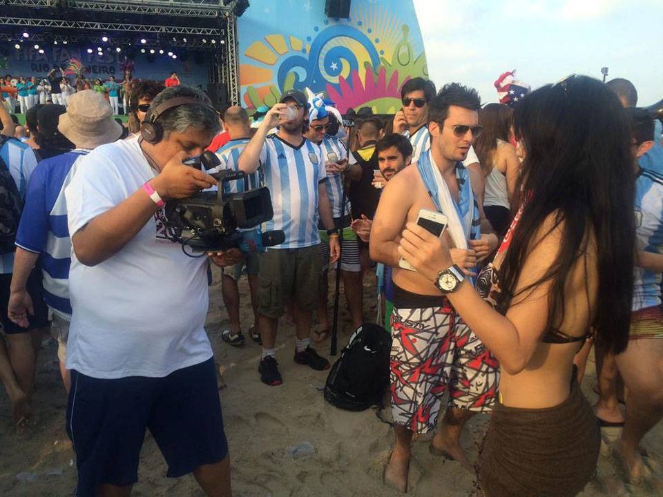 冠军宝贝樊玲前赴巴西 着比基尼遭热吻