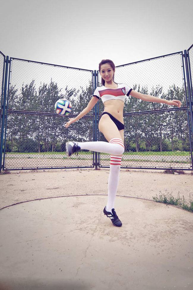 性感美女大秀美腿 迷人胴体助威德国-2