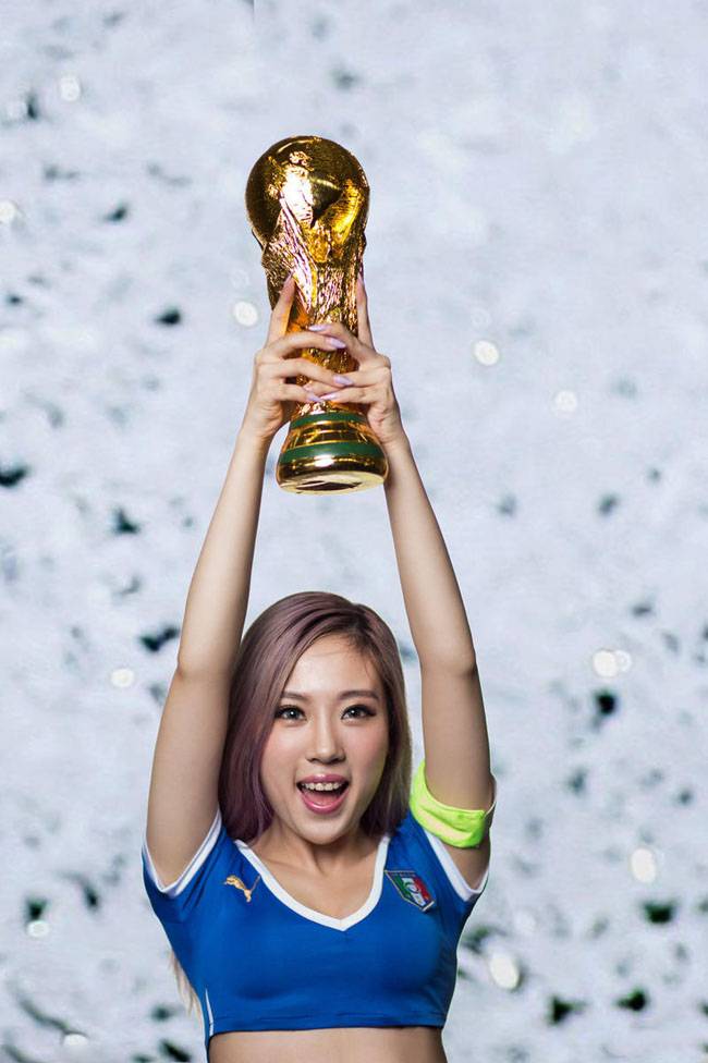 性感宝贝还原世界杯 复制齐达内经典时刻