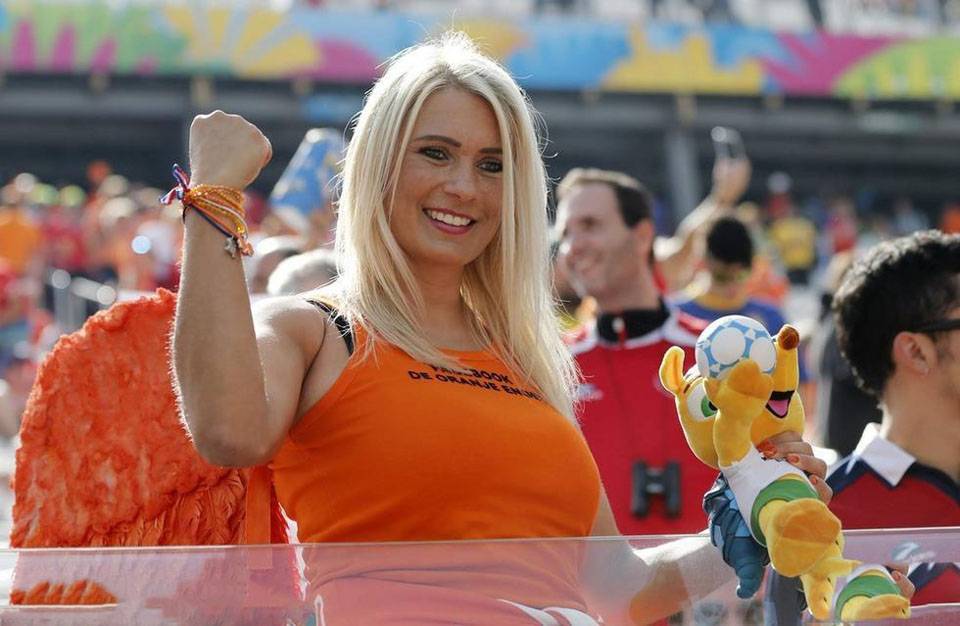 世界杯美女云集 清凉着装吸引眼球-3