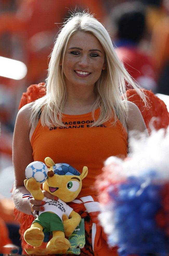 世界杯美女云集 清凉着装吸引眼球-4