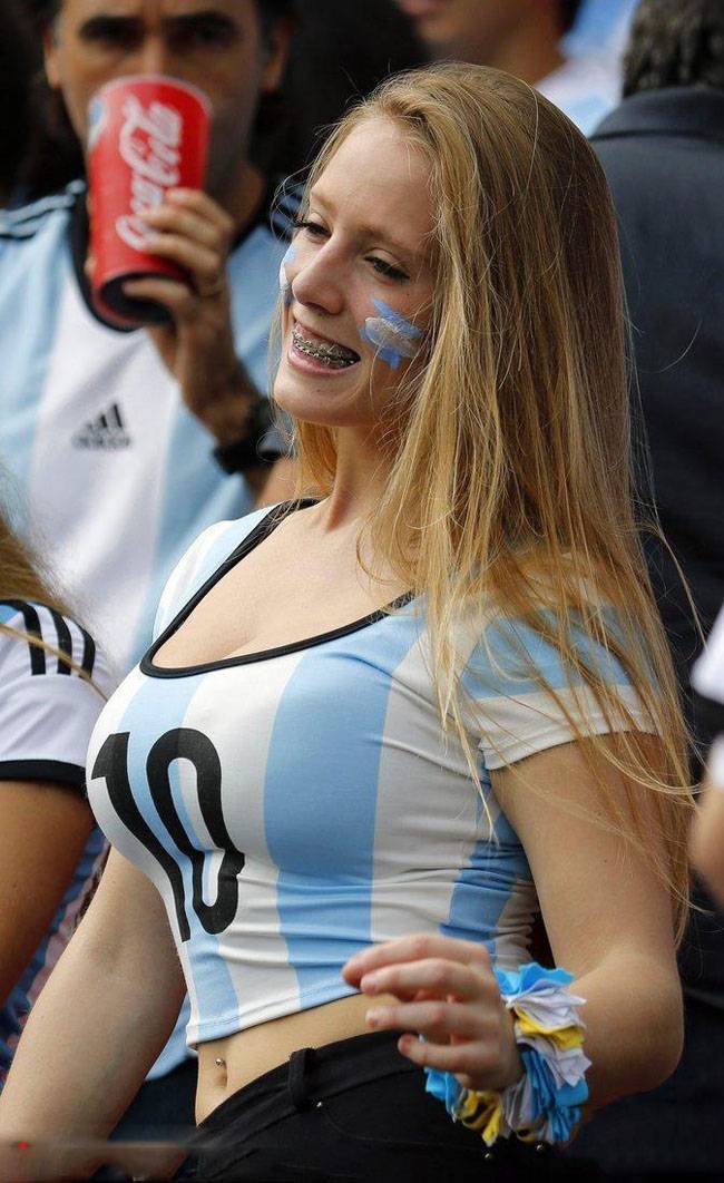 爆乳女球独爱梅西 丰满双峰齐呐喊助威-2