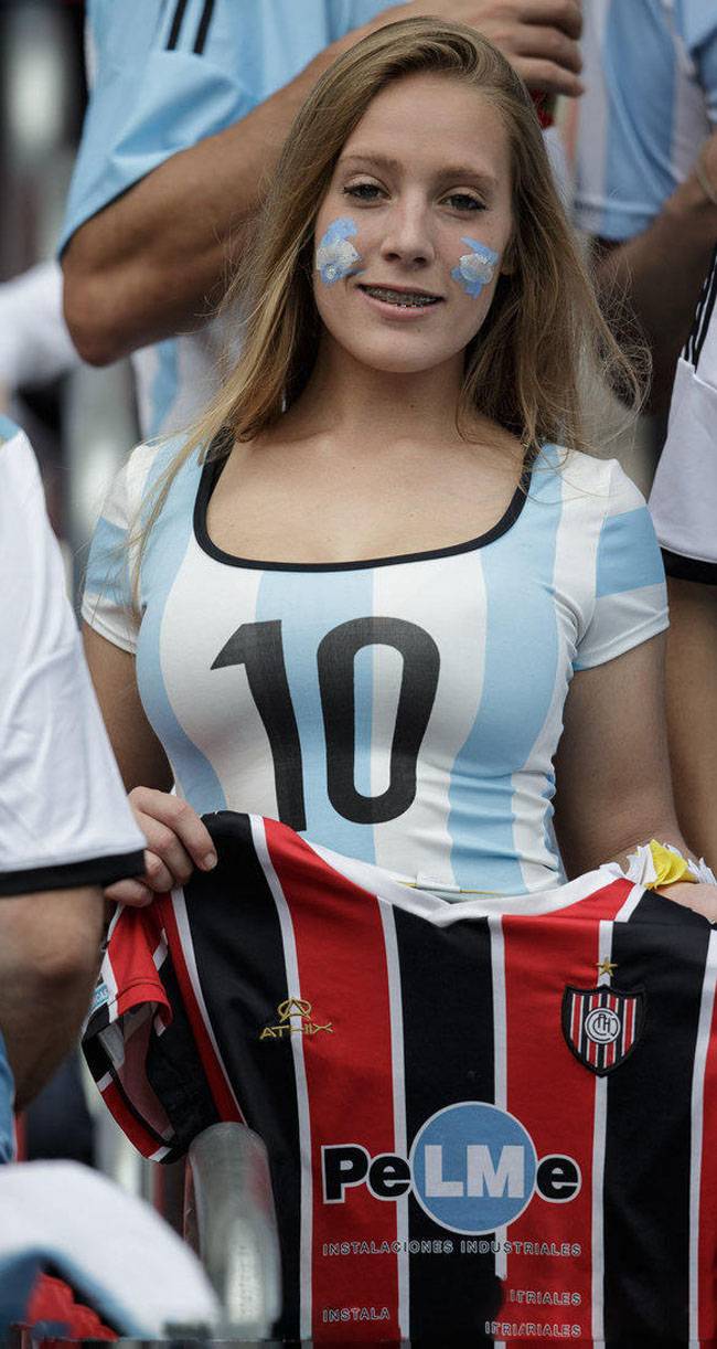 爆乳女球独爱梅西 丰满双峰齐呐喊助威-4