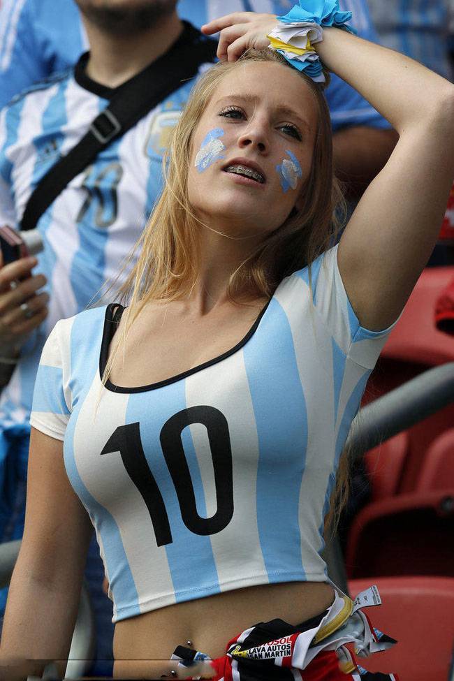 爆乳女球独爱梅西 丰满双峰齐呐喊助威-6