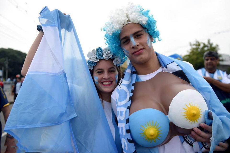 爆乳女球独爱梅西 丰满双峰齐呐喊助威-9