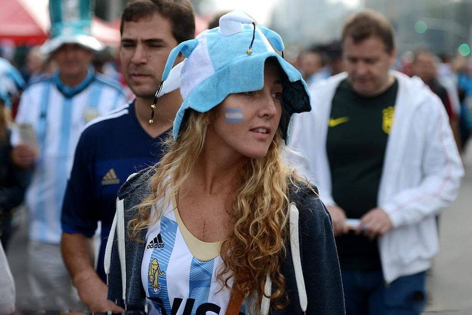 爆乳女球独爱梅西 丰满双峰齐呐喊助威-10