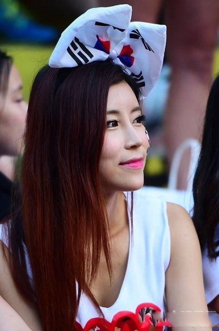 韩国乳神风骚助威世界杯 足球宝贝卖萌耍可爱