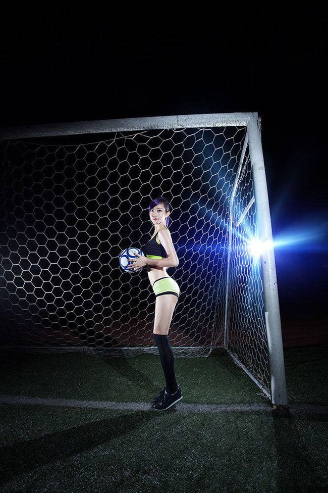 成都足球宝贝夜色迷人球场秀球技-6