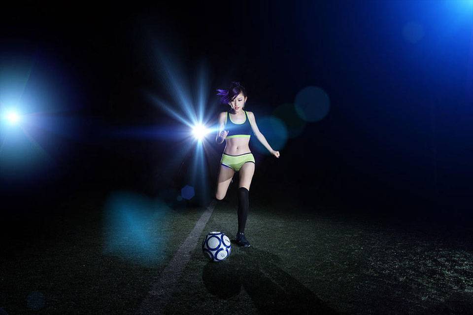成都足球宝贝夜色迷人球场秀球技-7