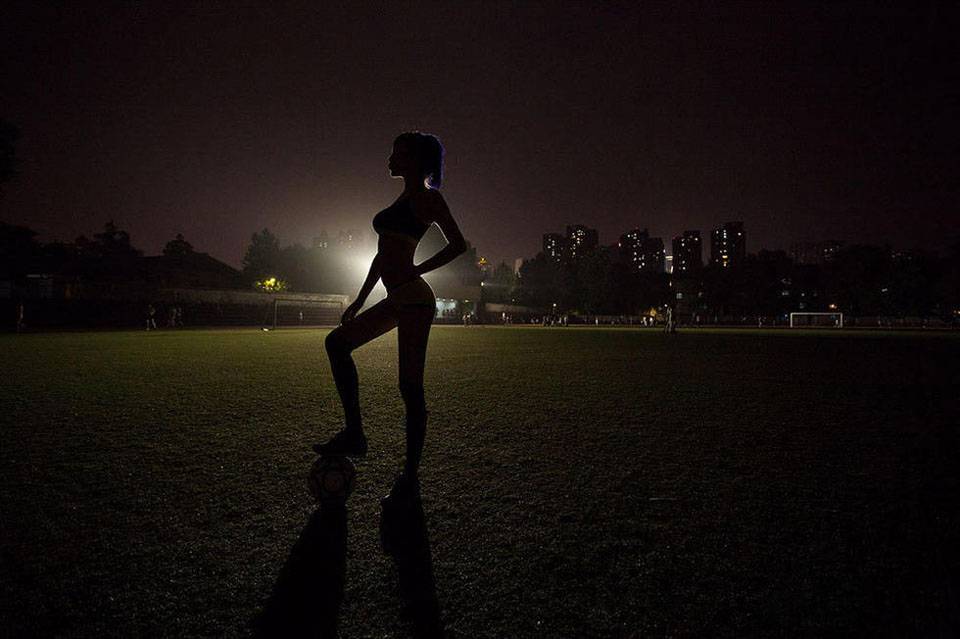 成都足球宝贝夜色迷人球场秀球技-8