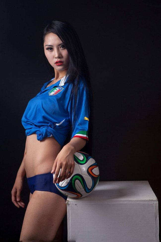 性感宝贝身材火辣 诱人出镜助威意大利-3