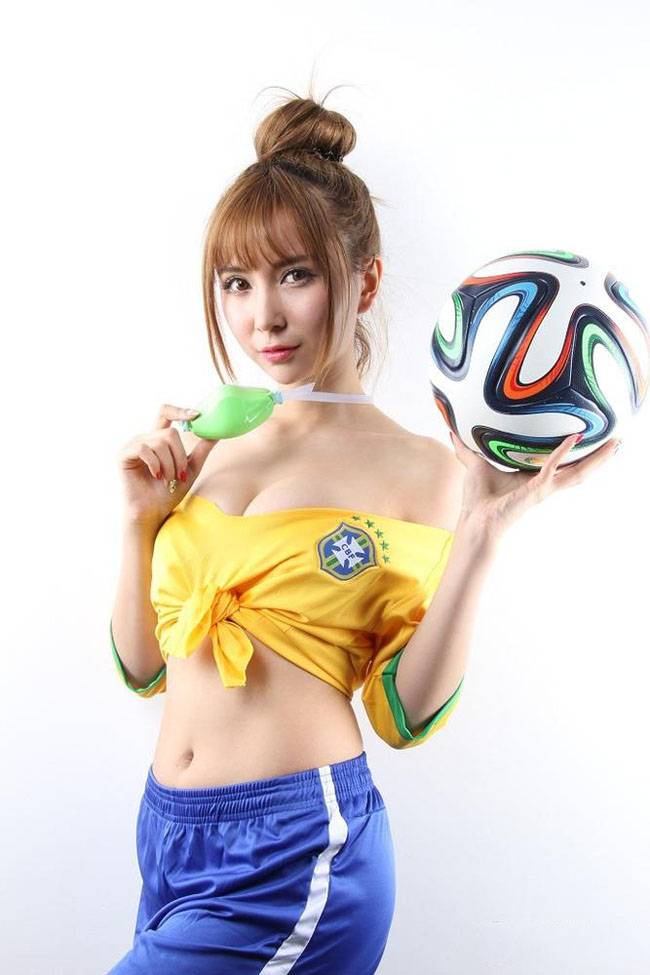 性感妩媚足球宝贝助阵巴西 火辣身材完美曲线-3