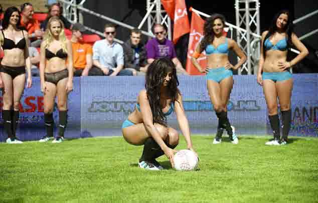 比利时小姐世界杯比赛内衣秀登场 球迷热情似火饱受艳福-8