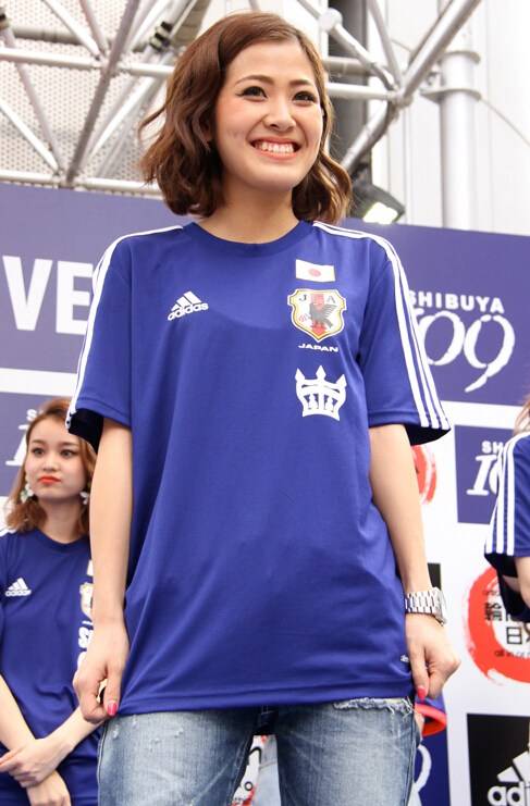 日本美女身着球衣大PK 清纯女仆朋克你爱谁-5