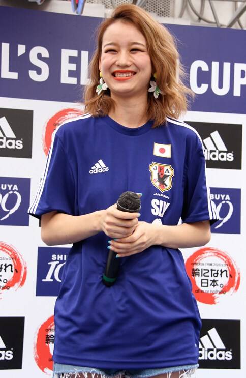 日本美女身着球衣大PK 清纯女仆朋克你爱谁-7