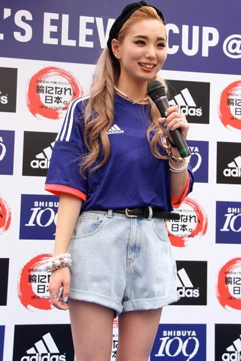 日本美女身着球衣大PK 清纯女仆朋克你爱谁-8