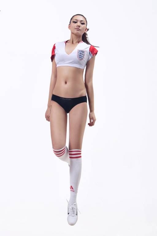 足球宝贝刘闻雯拍写真助阵世界杯-4