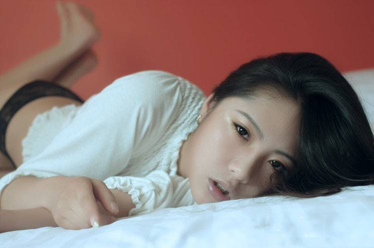 美胸少女的白色妖娆