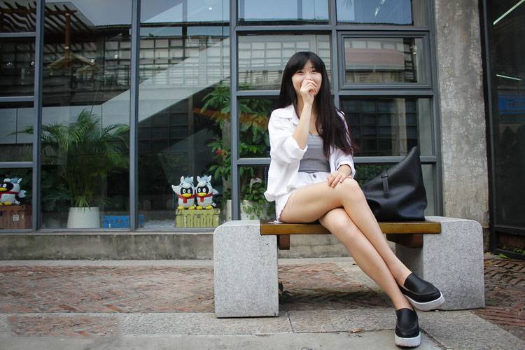 午后石凳上的休闲美女-3