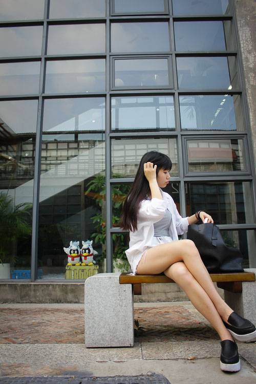 午后石凳上的休闲美女-5