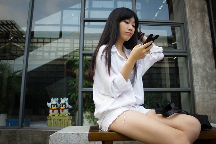 午后石凳上的休闲美女-7