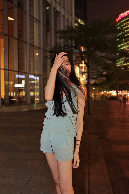 夜晚街头少女风中的凌乱-9