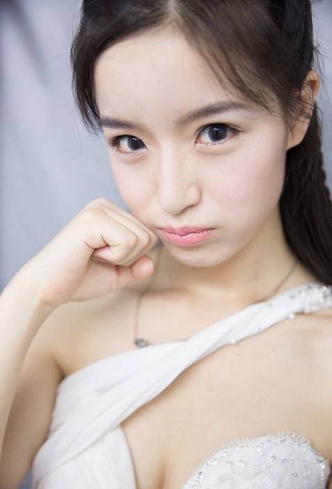 嘟嘴可爱的电眼美女的萌态-2