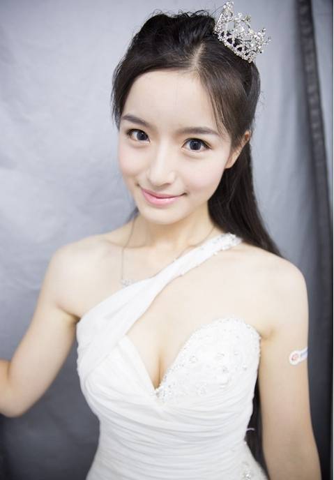 嘟嘴可爱的电眼美女的萌态-5