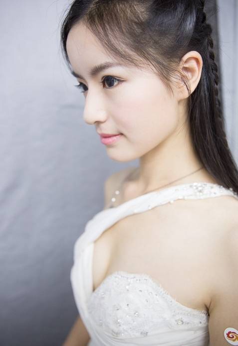 嘟嘴可爱的电眼美女的萌态-6