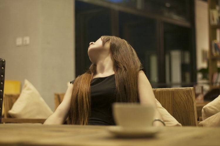 咖啡馆独自疗伤的寂寥少女