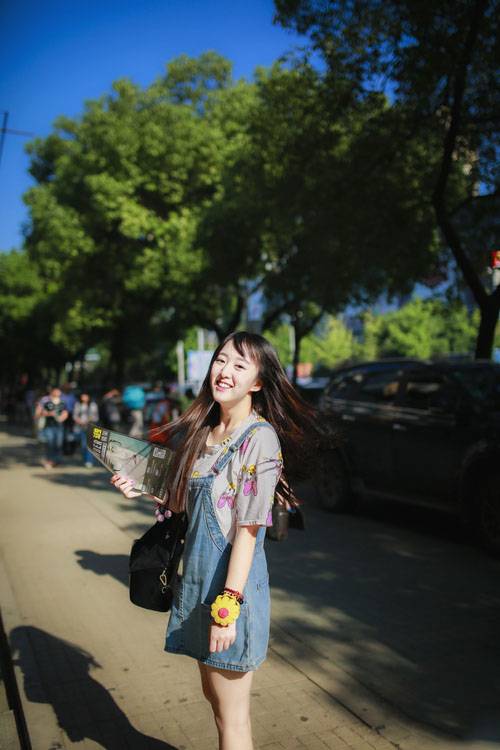 阳光充足的可爱美女