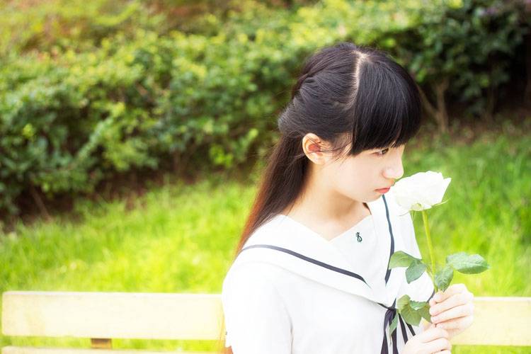 恋上花香额清纯少女