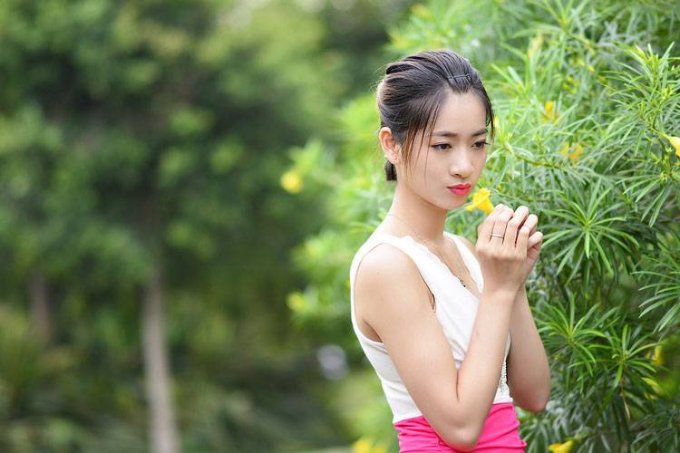 户外美女的翘臀诱惑-10