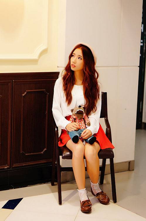 商场里里迷路的可爱少女