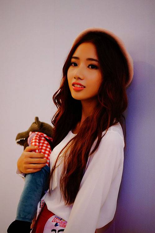 商场里里迷路的可爱少女-3