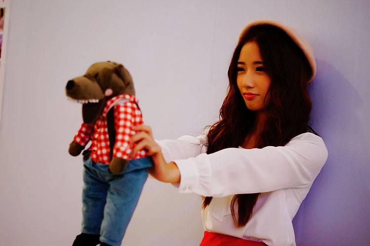 商场里里迷路的可爱少女-4