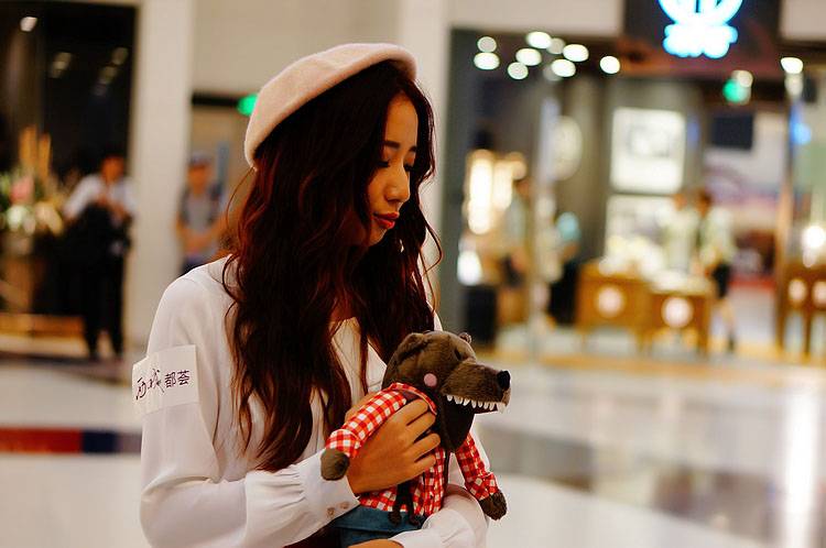 商场里里迷路的可爱少女-5