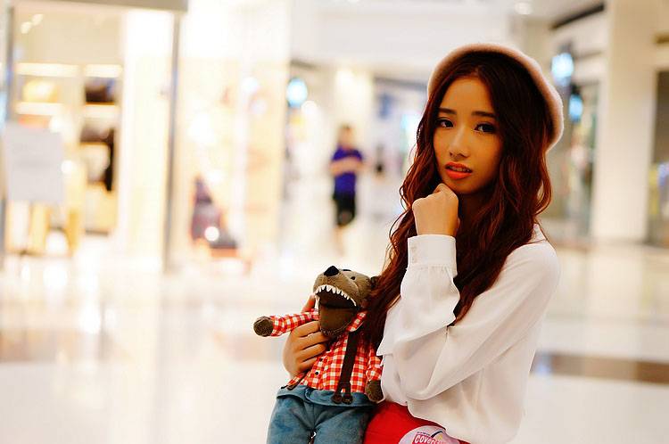 商场里里迷路的可爱少女-9