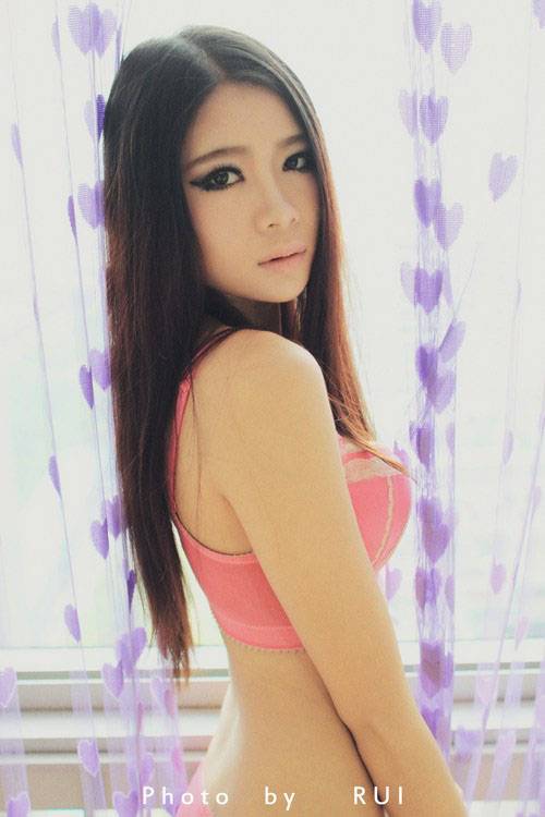 粉红内衣的美艳女子-6