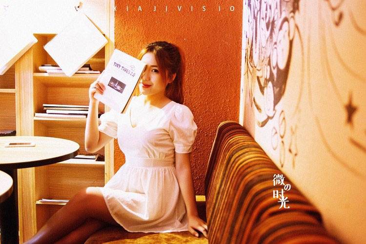 休闲咖啡厅里的可爱白裙少女