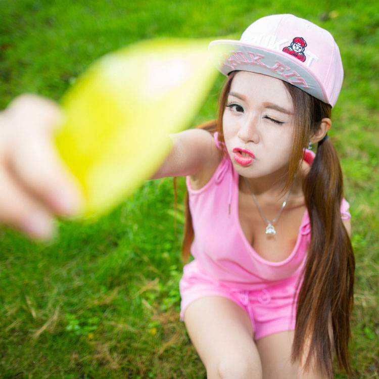 清纯惹人怜的粉红运动少女