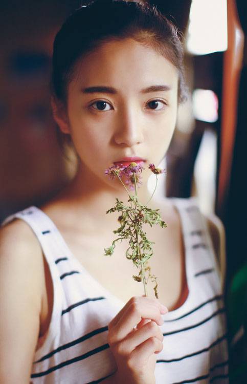 小小帽檐下的可爱姑娘