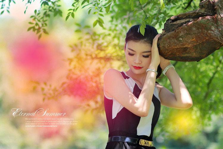 红唇清新美女感受即将逝去的夏日