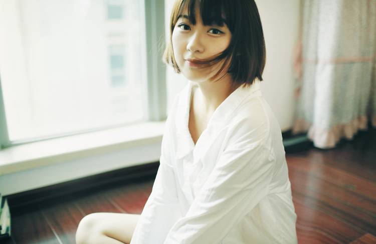 闺房中捧花的少女