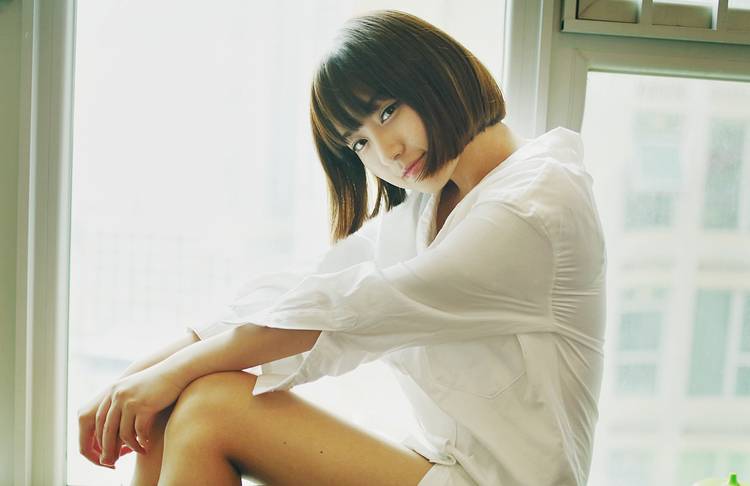 闺房中捧花的少女-2