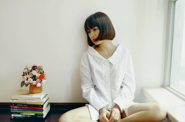 闺房中捧花的少女-4