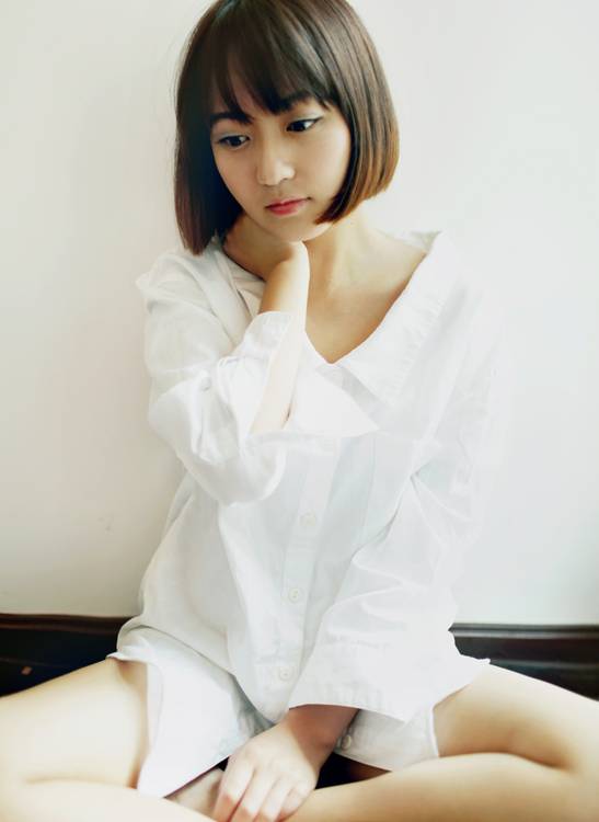 闺房中捧花的少女-5