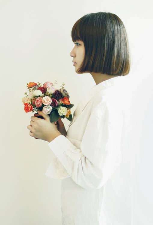 闺房中捧花的少女-7